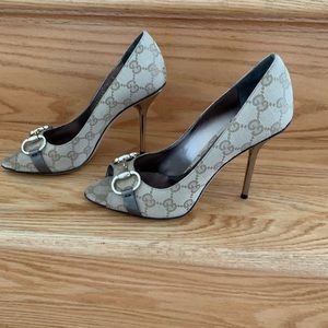 Gucci   G g signature.  Heel.